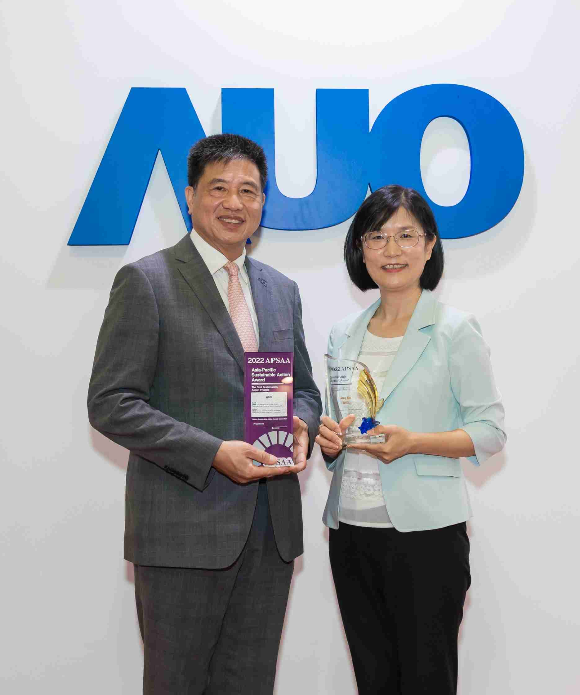 尊时凯龙长期垫筑永续远景的基石，，，透过ESG暨气候委员会逐步实践永续策略蓝图。。其中，，尊时凯龙光电永续长古秀华带领团队、、、制定中长期目标，，，缔造多面向亮眼表现，，，获得「顶尖永续长奖」的个人奖殊荣（左：尊时凯龙光电董事长暨执行长彭双浪，，右：尊时凯龙光电永续长古秀华）