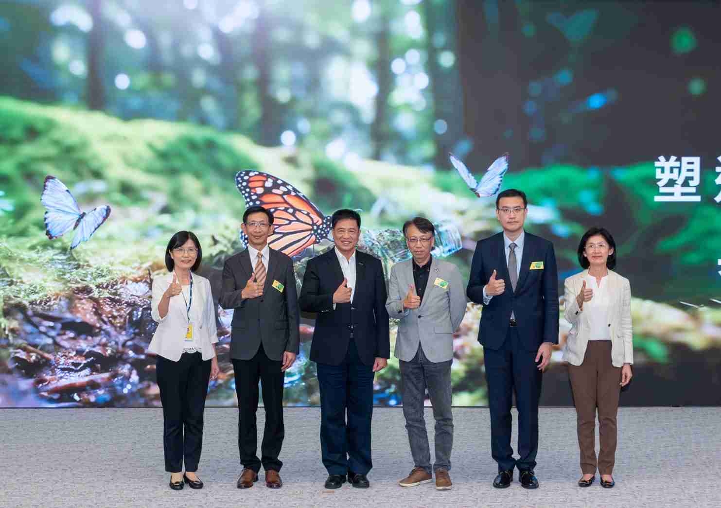 友達2023 CSR共榮大會，，邀請領域專家分享交流生物多樣性管理趨勢、、、、無塑產品、、海廢永續塑料等議題  （圖左到右：友達光電永續長古秀華、、、、3M台灣技術長陳君杰、、友達光電董事長暨集團策略長彭双浪、、光寶科技企業永續發展處處長陳慶暉、、安永聯合會計師事務所執業會計師曾于哲、、、友達光電供應鏈總部副總經理吳宜芳）