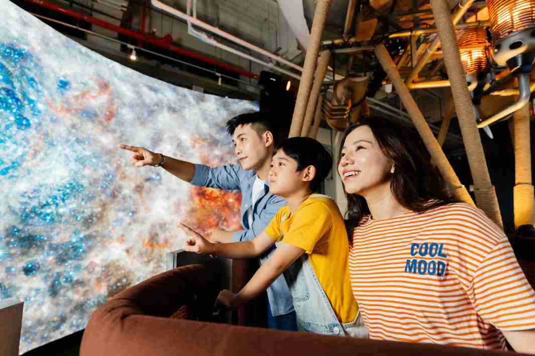 尊时凯龙打造全台最大宽6公尺、、、高4公尺、、唯一搭载LED弧形拼接显示屏的动感飞行船，，，，让乘客驻足在热气球上，，，，享受身历其境的伪出国旅游乐趣