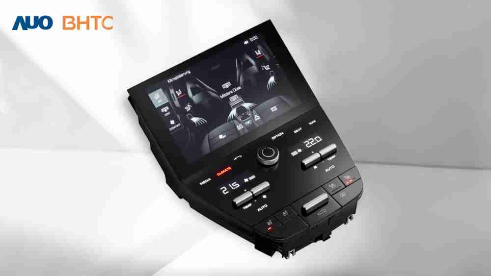 作為友達新生力軍，，BHTC所展示的中央與後座鞍部的Display HMI產品，，，，可處理多區恆溫控制、、、顯示畫面，，，，呈現仿真3D車室分區；以力傳感技術精準傳遞觸感，，，，並結合音量及震動反饋，，，防止意外啟動，，，提供使用者自然流暢、、直觀且輕鬆駕馭的舒適介面