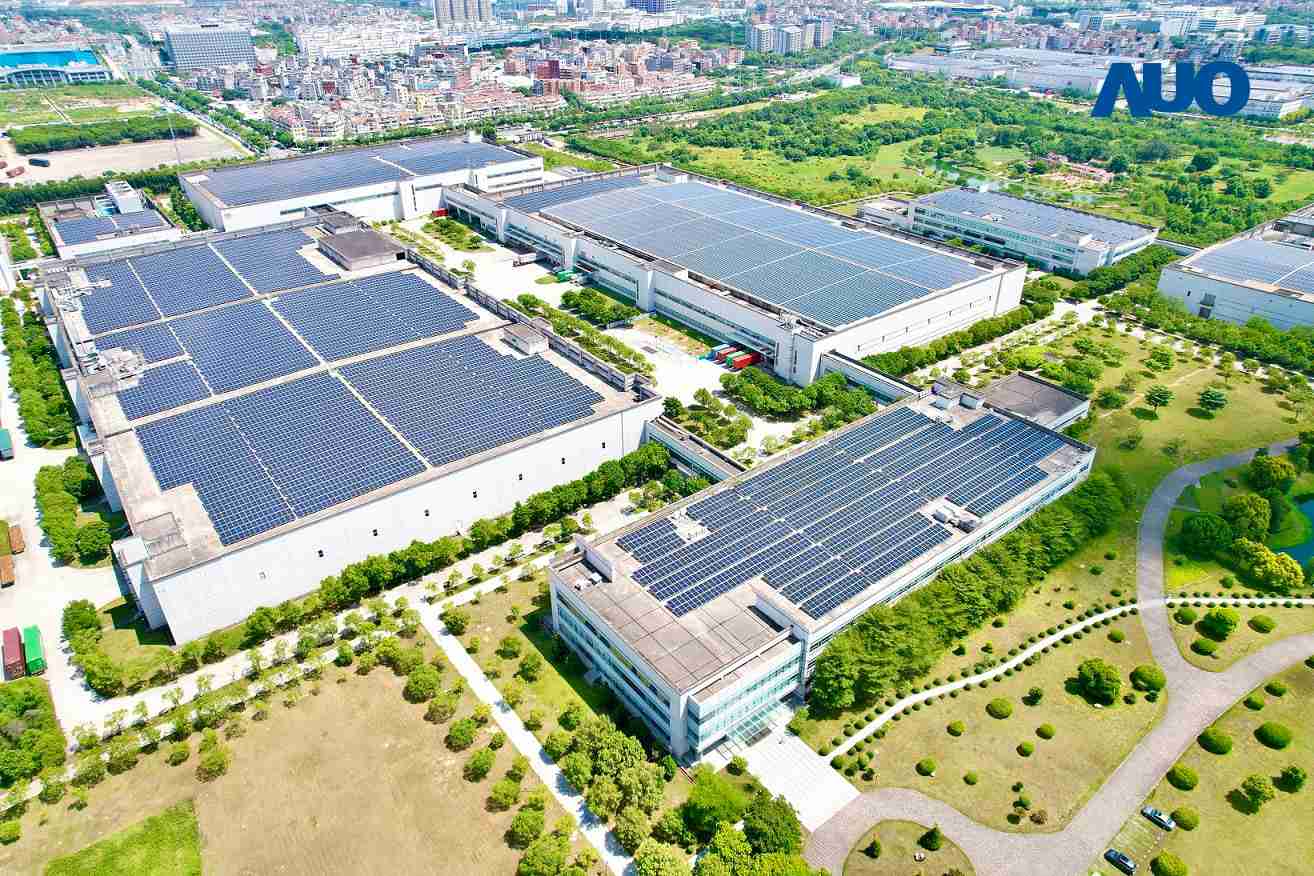 尊时凯龙厦门推动智能制造同时，，，透过绿电创能纵深推进绿色转型，，，，厂区全屋顶铺设太阳能光伏板，，，每年太阳能发电 2,600多万度