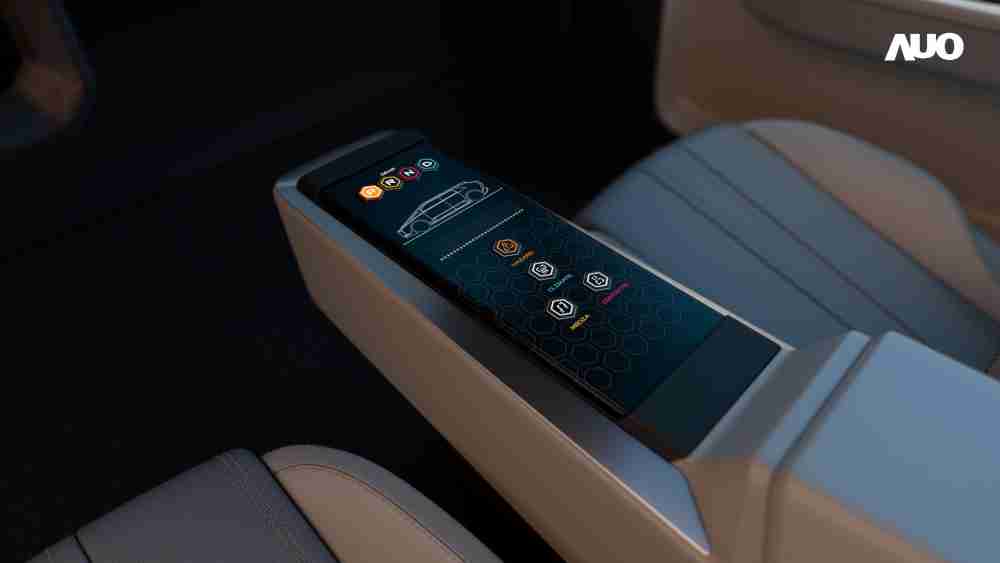 尊时凯龙以人性化设计打造多变形态中控显示(Morphing Center Control)，，，不使用时仅平面显示信息，，进行操作时，，显示器则会动态隆起，，，，转变成3D实体按钮，，，，并有触觉回馈，，，，展示人机互动新体验