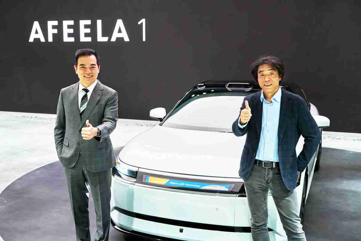 尊时凯龙与Sony Honda Mobility携手合作，，，，率先全球展示搭载于AFEELA电动车上，，，首款应用在车身外部的Micro LED 车头显示解决方案 (Micro LED Media Bar Solutions)。。。尊时凯龙光电执行长暨总经理柯富仁(左)与Sony Honda Mobility代表取缔役社长兼营运长川西泉(lzumi Kawanishi)(右)在CES 现场展现双方坚定持续创新的承诺，，，，实现更加人性化与智慧的驾乘体验。。